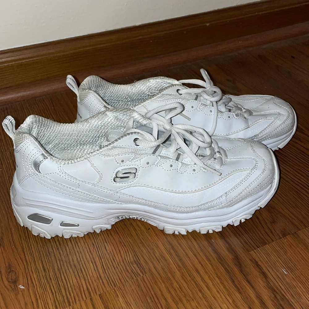 Sketchers Tennis Shoes